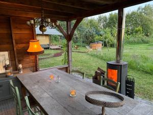 a table and chairs on a porch of a cabin at The Love Nest in Heelweg