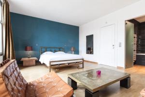 1 dormitorio con cama y mesa de centro en B&B Quatre20cinq en Amberes
