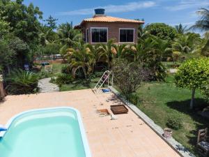 a swimming pool in front of a house at Sitio Mãe Rainha in Petrolina +7 photos