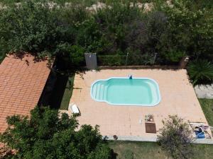 an overhead view of a swimming pool in a backyard at Sitio Mãe Rainha in Petrolina