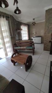 a living room with a bench and a table at Sitio Mãe Rainha in Petrolina