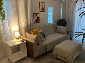 a living room with a couch and a table at Anitápolis central -apartamento com jardim in Annitapolis