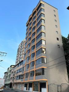 a tall apartment building on a city street at Cozy suite and Jacuzzi overlooking the ocean in Volcán Chimborazo