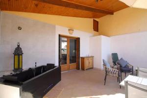 a living room with a tub and a table and chairs at Studio Walla Confort Centre in Montbrun-les-Bains