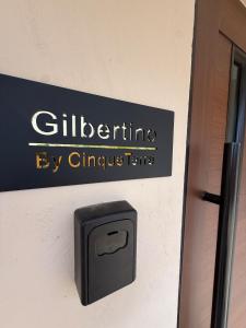a sign on the side of a door with a mailbox at Gibertino by Cinque Terre in Isabela
