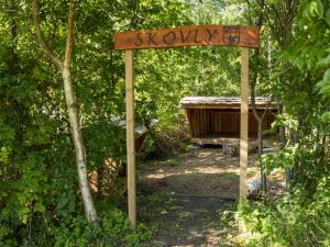 a sign for a shawwalk in a garden at DCU-Camping Tranum in Brovst