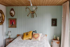 a bedroom with a bed and a wooden ceiling at Palas Kesämaja in Padasjoki