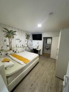 a bedroom with a large bed and a bathroom at Gaststätte und Hotel zur Krone in Pohlheim