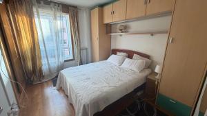 a bedroom with a white bed with a window at Ale Galicia in Cambre +6 photos
