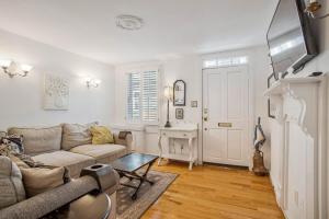a living room with a couch and a table at Charming Rowhome in Downtown Annapolis in Annapolis