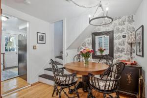a dining room with a table and chairs at Charming Rowhome in Downtown Annapolis in Annapolis