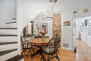 a dining room with a wooden table and chairs at Charming Rowhome in Downtown Annapolis in Annapolis