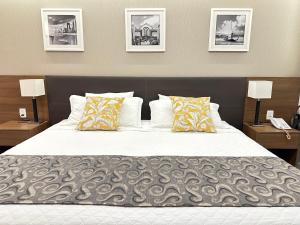a bedroom with a large bed with two night stands at Beach Class Internacional Transamerica in Recife +9 photos