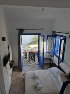 a bedroom with a bed and a view of a patio at Thalias apartments in Kómi