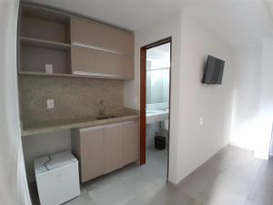 ein Badezimmer mit Waschbecken, Toilette und Spiegel in der Unterkunft Murano Suits Hotel in João Pessoa