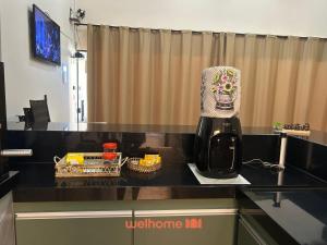 a coffee maker on a counter in a room at Casa incrivel em Bebedouro com piscina e lazer in Bebedouro +21 photos