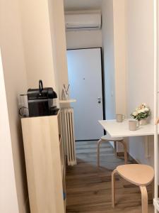 ein kleines Zimmer mit einem Tisch und einem weißen Tisch in der Unterkunft Gianduia in Turin