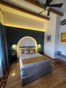 ein Schlafzimmer mit einem großen Bett und einem Deckenventilator in der Unterkunft Hotel Casa Bataneca in Comitán de Domínguez