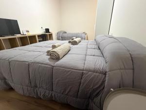 ein großes Bett mit zwei Kissen darauf in der Unterkunft Gianduia in Turin