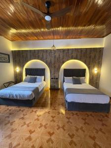 ein Schlafzimmer mit zwei Betten und einer Decke in der Unterkunft Hotel Casa Bataneca in Comitán de Domínguez