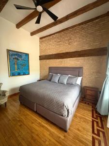 ein Schlafzimmer mit einem Bett und einer Ziegelwand in der Unterkunft Hotel Casa Bataneca in Comitán de Domínguez + 5 Fotos