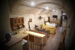 a kitchen and living room with a yellow couch in a room at O rosa bella Appartamento via savelli della porta 24 in Gubbio