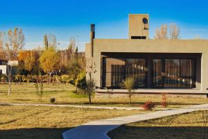 a building with a window on the side of it at Complejo Piuquenes Valle de Uco in Vista Flores