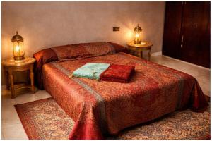 a bedroom with a bed and two night stands at Appartement moderne à 5 min de la plage de Mehdia Vacances idéales 2026 in Mehdiya-Plage