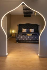 a bedroom with a bed in an archway at Dromen op de Veluwe in Putten