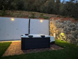 a hot tub sitting in the middle of a yard at Agriturismo Belfiore in Castelnuovo Magra
