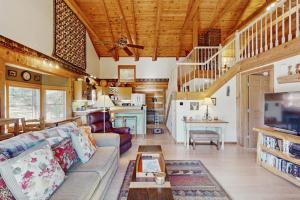 a living room with a couch and a table at Napping Bear Cabin in Banner Elk