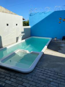 a blue swimming pool sitting on top of a building at Casa do Arruda na tabuba in Caucaia +4 photos