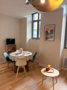 a dining room with a table and chairs at Ninon et ses sommets in Cauterets
