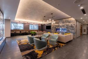 a lobby with a couch and chairs and a table at Silver Cloud Hotel - Seattle Lake Union in Seattle