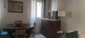 a dining room with a table and a tv on a dresser at BLAU in El Masnou