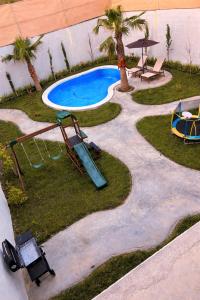 an overhead view of a swimming pool with a playground at اكواخ ساوثرنز in Ḩaḑram