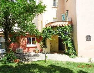 a building with ivy growing on the side of it at Domaine du Petit Tournebelle in Gruissan