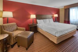 a hotel room with a bed and a chair at Best Western Sycamore Inn in Oxford +32 photos