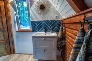a bathroom with a sink and a mirror at Cherry garden Cseresznyéskert Vendégház in Dunabogdány