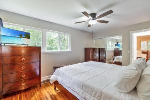a bedroom with a bed and a ceiling fan at Hill House- Centrally Located, close to everything in Pensacola