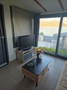 a living room with a tv and a coffee table at Casa del Mar in Gialtra