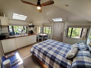 a small bedroom with a bed and a kitchen at Valhalla The Nest in Vesuvius