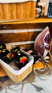 a box of shoes sitting on top of a counter at Kitnet charmosa a 4 min da praia in Porto Seguro