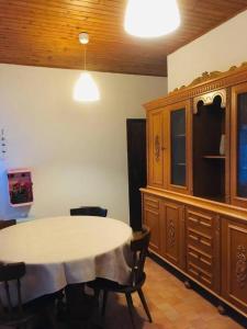 ein Esszimmer mit Tisch, Stühlen und einem Schrank in der Unterkunft Chalet ValNevera in Arsiè