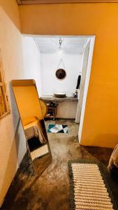 an empty room with a chair and a table at Kitnet charmosa a 4 min da praia in Porto Seguro