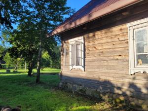 a window on the side of a wooden house at Pirkia Miške in Kazitiškis