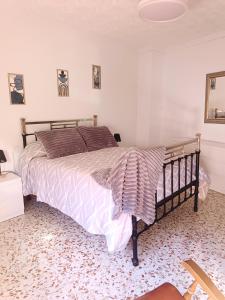 a bedroom with a large bed in a room at Casa Corzo in María