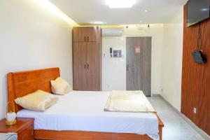 a bedroom with a large bed with a wooden headboard at Résidence Madior D2 in Dakar