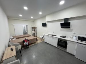 a room with a kitchen and a bed in a room at O Prior - Aposentos in Urzelina