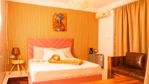 a bedroom with a bed with a swan towel on it at Villa Kimia Elfeige in Marrakesh
